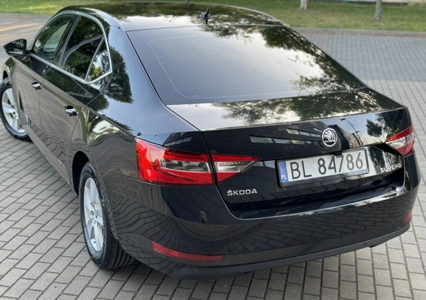 Skoda Superb cena 69900 przebieg: 168900, rok produkcji 2017 z Łomża małe 254